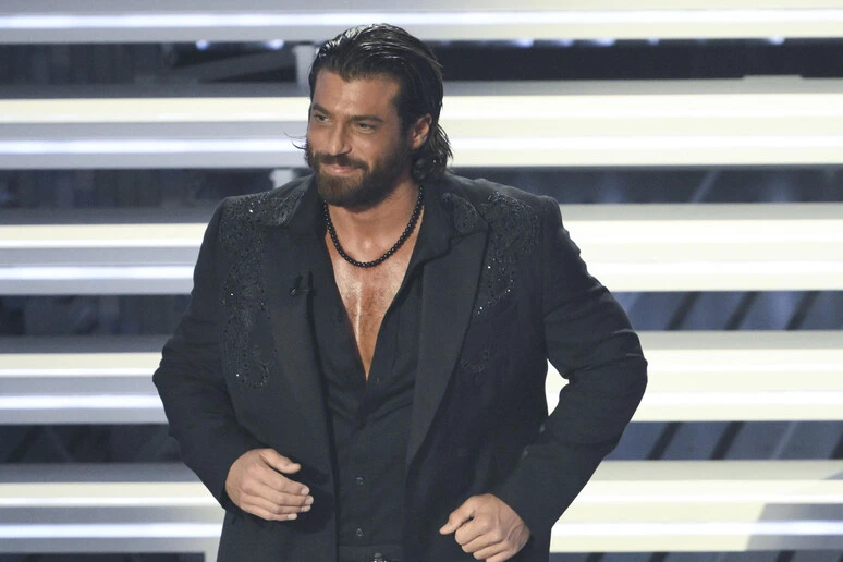 Sanremo, Can Yaman sul palco dell'Ariston