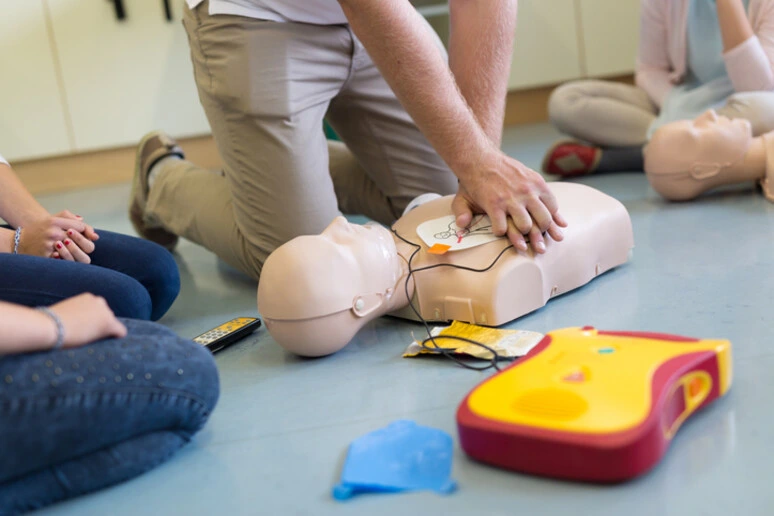 Formare i cittadini all'uso del defibrillatore, arrivano le Linee guida sulla rianimazione