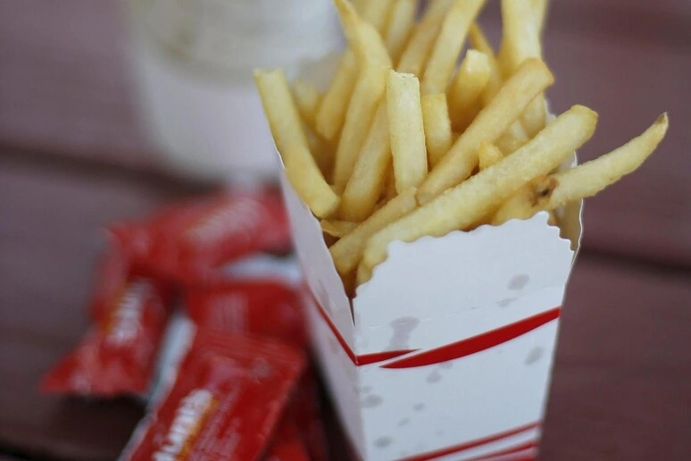Bustine di ketchup e maionese vietate, le nuove regole Ue