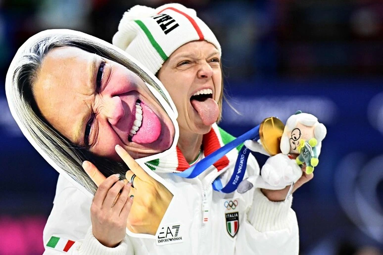 Milano Cortina: cartonato con il suo viso e linguacce, Fontana d'oro è show