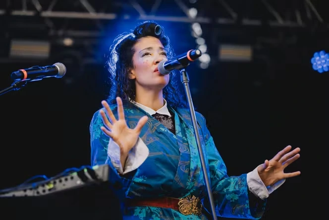 La chanteuse Gildaa brille avec ses strass et sa kora au Festival Art Rock, à Saint-Brieuc