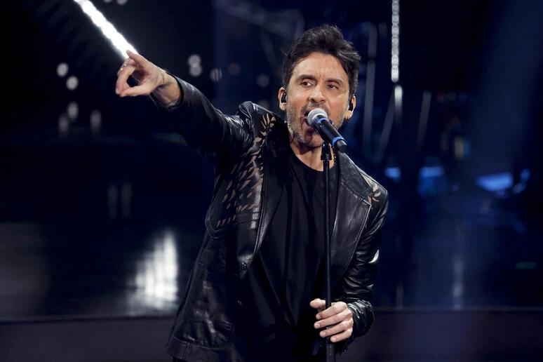 Fabrizio Moro con 'Il mio canto libero' vince Canzonissima 2026