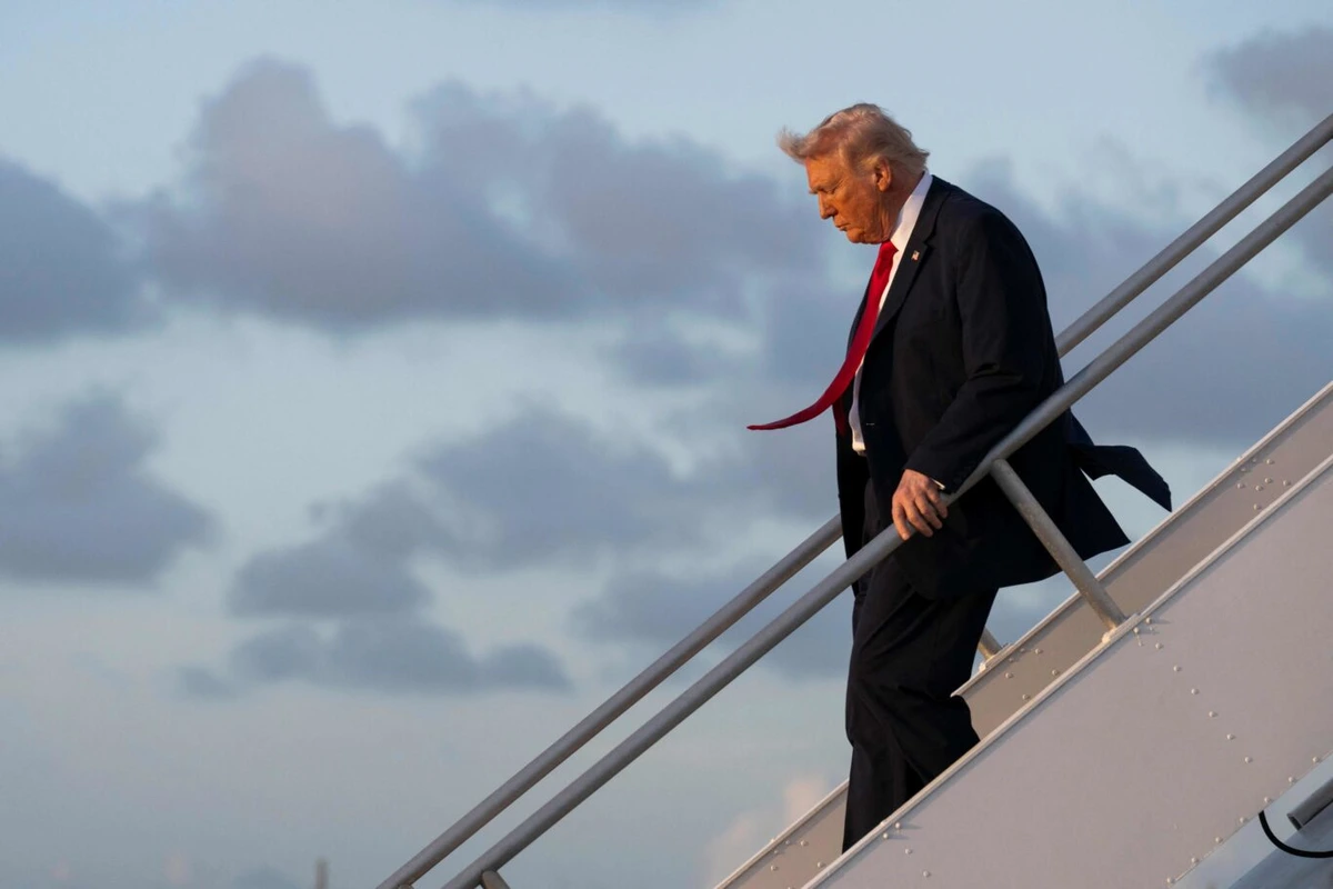 Trump califica de "pequeño fallo" el alza de la gasolina tras el conflicto con Irán