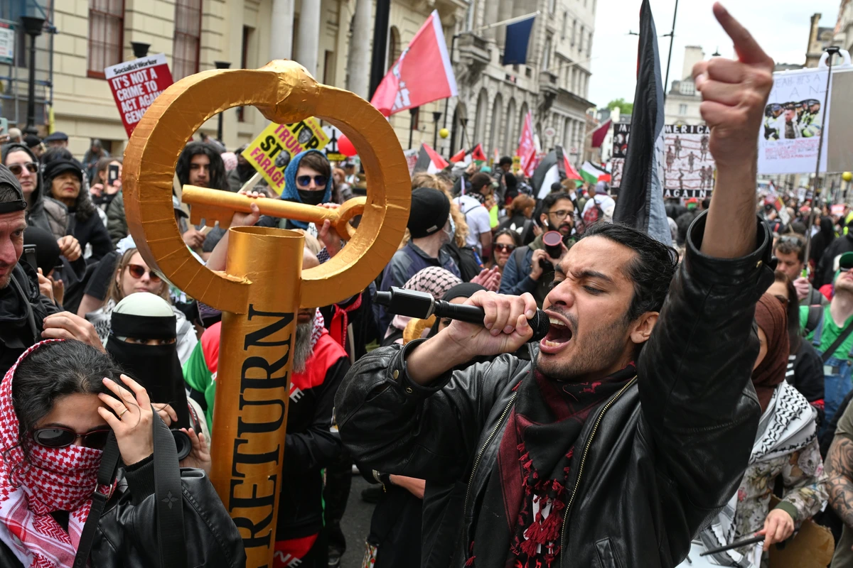 Dozens arrested as tens of thousands join rival London protests