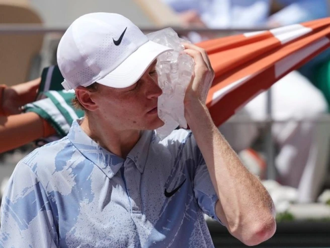 La stampa estera su Sinner eliminato al Roland Garros: «Che terremoto»; «Jannik appassisce»; «Al tappeto»