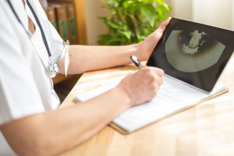 La burocrazia 'ruba' agli oncologi il 50% del tempo nelle visite ai pazienti