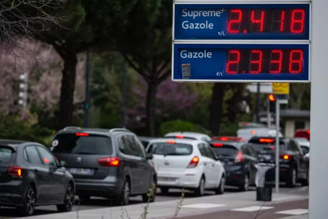 Carburant : plus de 439 000 Français ont demandé l’indemnité « grands rouleurs », selon Sébastien Lecornu
