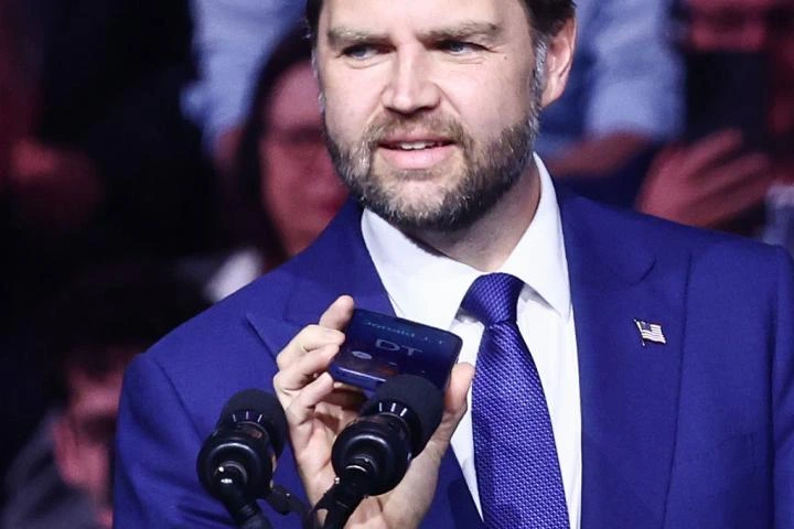 EEUU lo tiene claro: J. D. Vance defiende que los militares nunca deberían delegar en la IA decisiones "de vida o muerte"