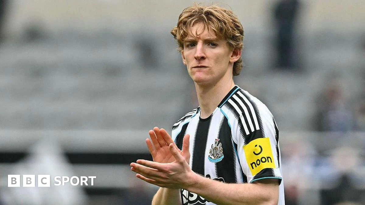 Barcelona unveil Gordon after Newcastle move
