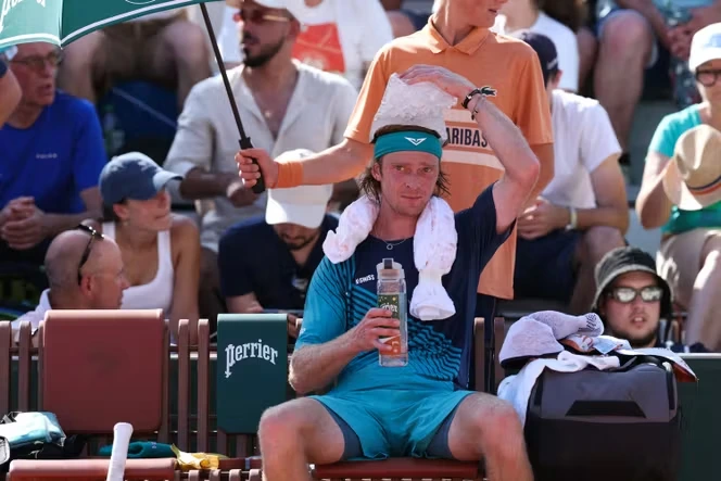 Roland-Garros : comment les joueurs s’acclimatent à la fournaise qui écrase les courts