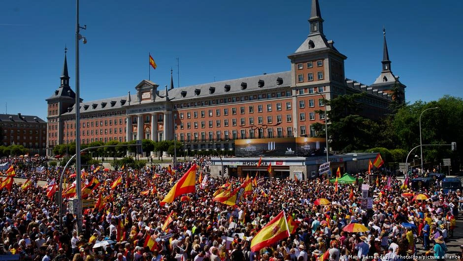 España: decenas de miles piden renuncia de Pedro Sánchez