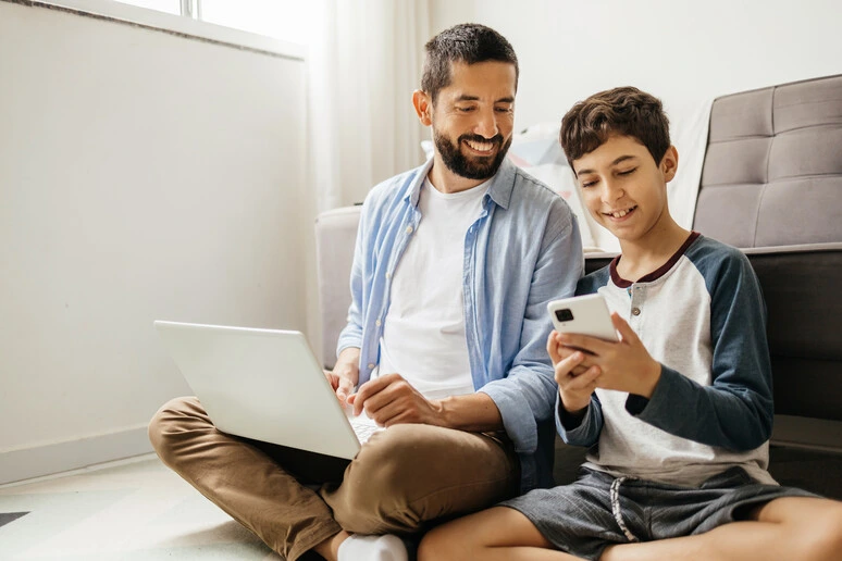 Papà social, come smettere di essere cringe con i figli