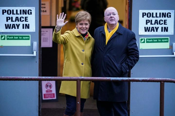 Jaguars, caravanas, zapatos caros... el lujo del exmarido de Sturgeon tras malversar más de 460.000 euros