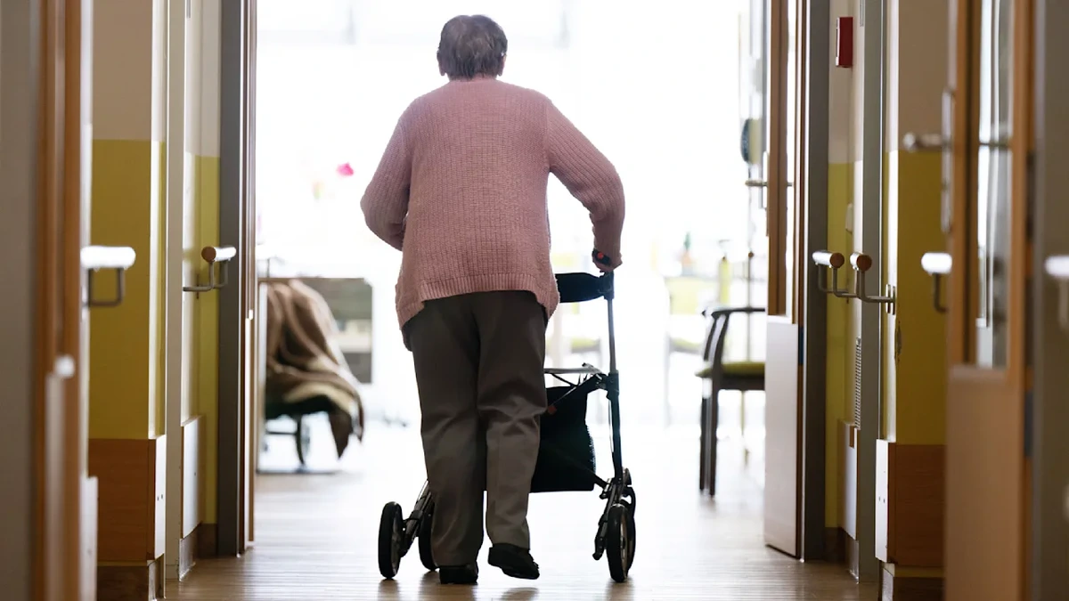 Höhere Beiträge geplant: Pflege-Schock für Kinderlose