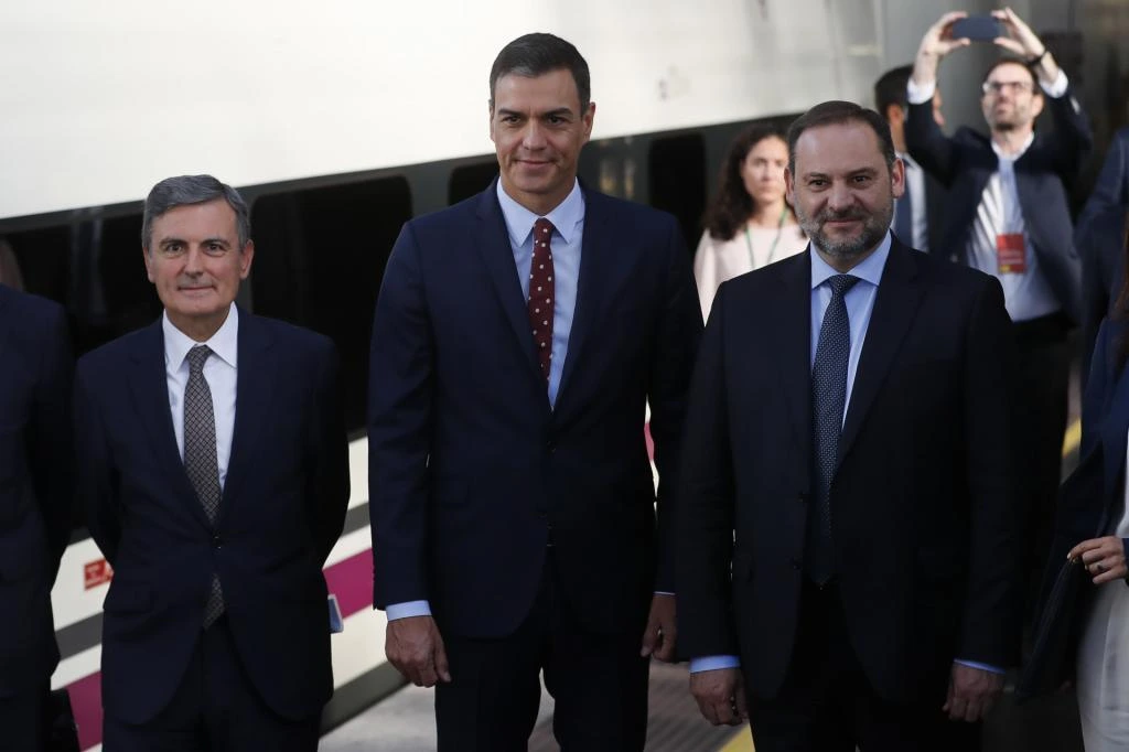Los 'whatsapps' del Gobierno sobre el rescate de Plus Ultra: "Hay que revertir el acuerdo, la Sepi está fuera de control"