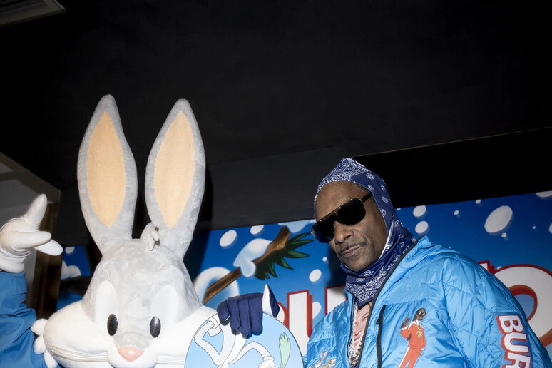 Milano Cortina: Snoop Dogg arriva a Livigno e fa festa con Bugs Bunny