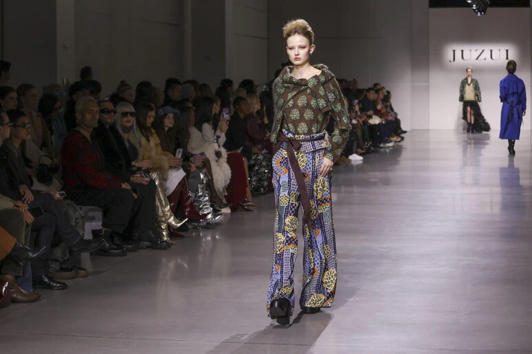 Dallo street style al look bianco e nero, i trend della New York Fashion Week