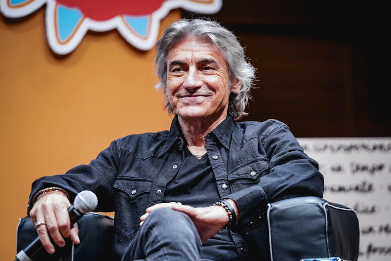 Torna in libreria dopo trent'anni 'Fuori e dentro il borgo' di Luciano Ligabue