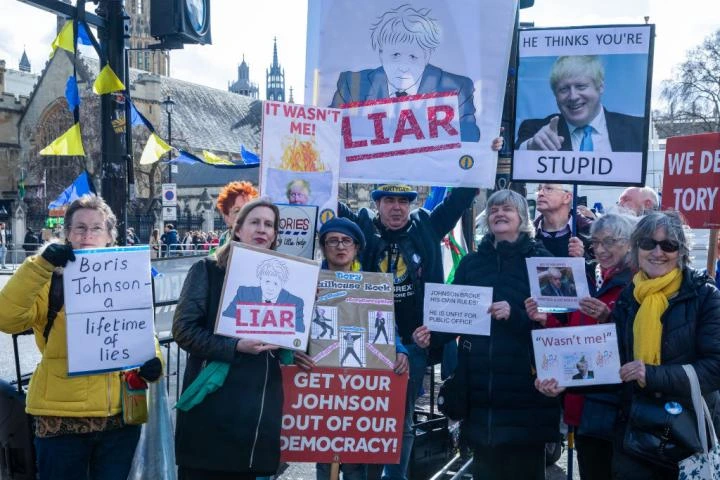 "La reina apoya el Brexit": las mentiras que alentaron el 'leave' y por las que nadie paga
