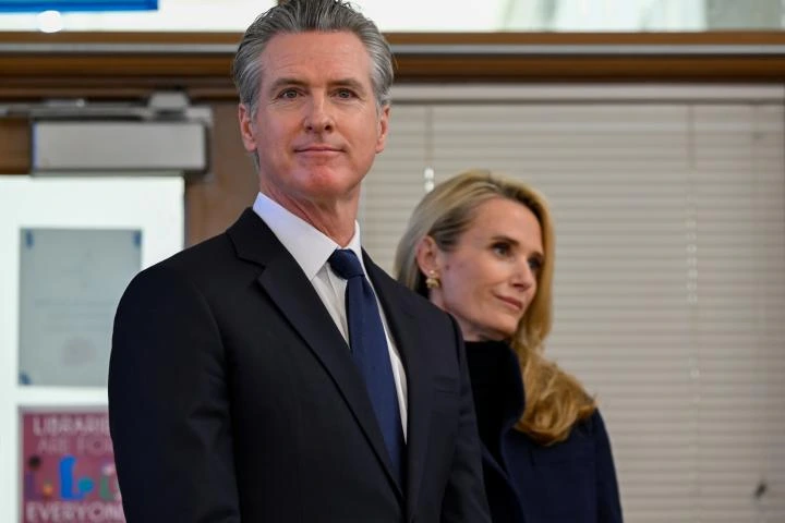 Newsom, el mayor rival demócrata del trumpismo, denuncia que la Casa Blanca le investiga a él y su esposa
