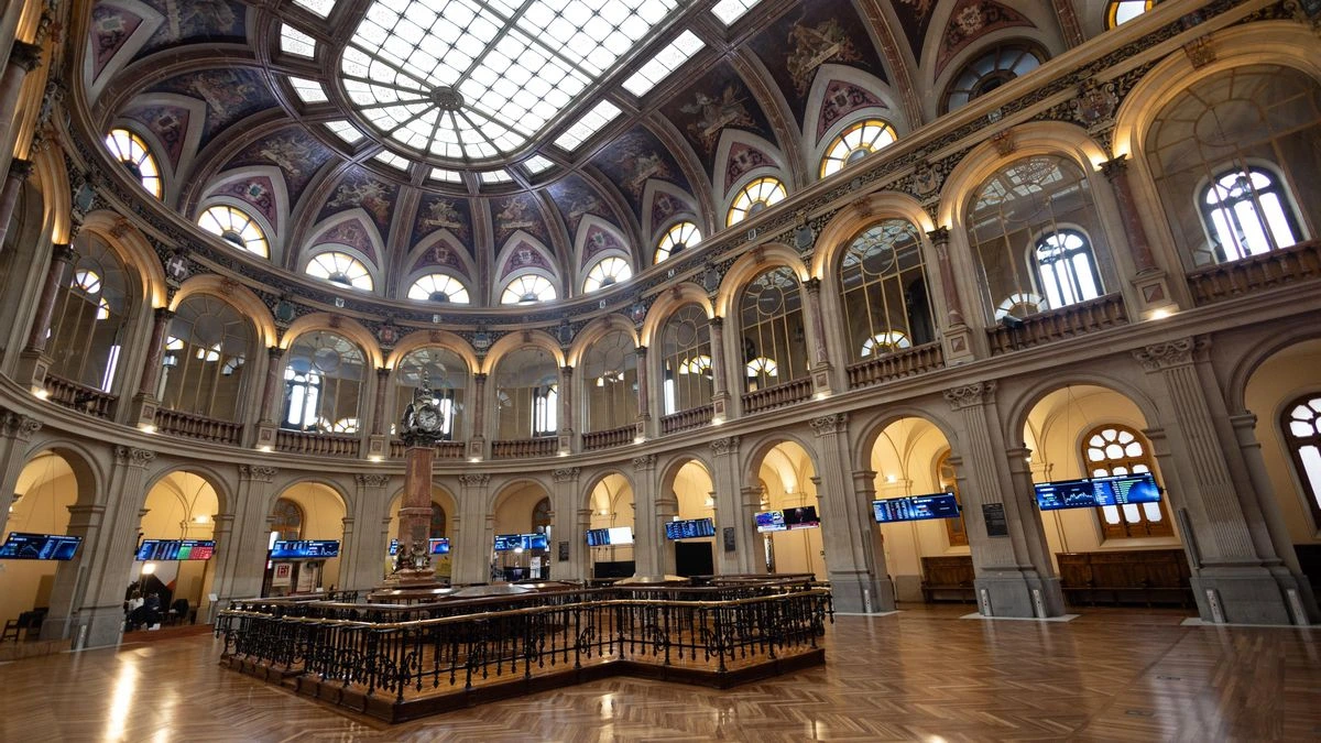 La bolsa baja el 0,65% tras la apertura, mientras el petróleo sube un 5% por las tensiones en Irán