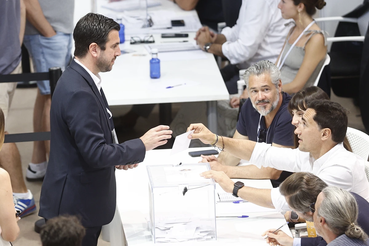 Florentino Pérez y Enrique Riquelme votan en las primeras elecciones en el Madrid en 20 años: "No son unas elecciones, es un referéndum"