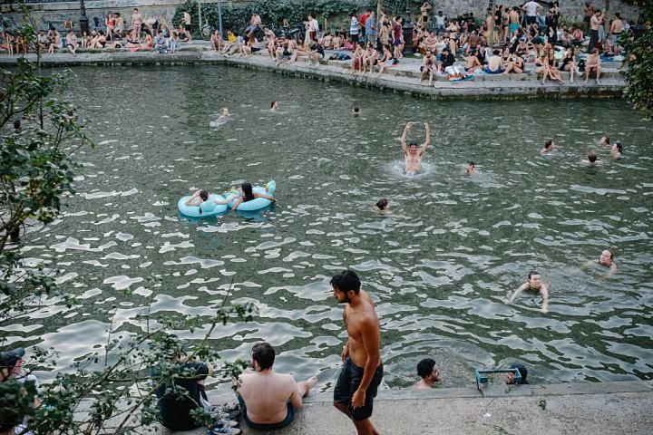 Mientras Europa apuesta por más aire acondicionado, París enfría museos, hospitales y colegios con el agua fría del Sena por 120 kilómetros de tuberías
