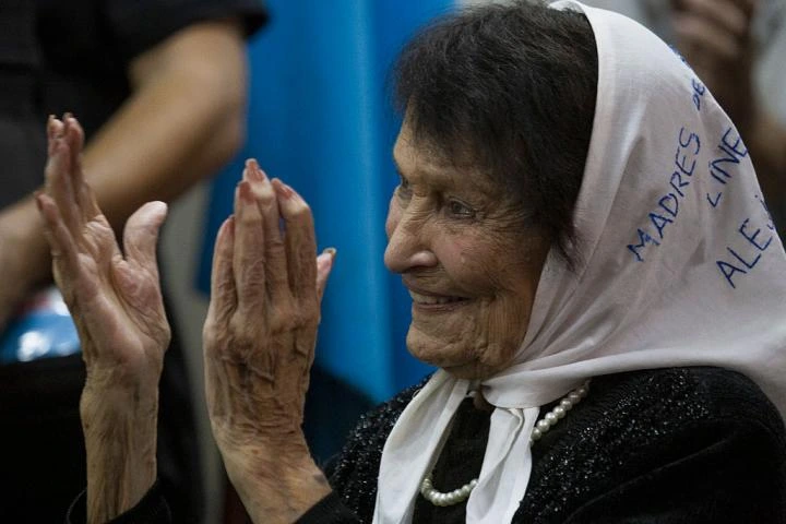 Taty Almeida, la histórica Madre de Plaza de Mayo a quien parió su hijo desaparecido, muere a pocos días de cumplir 96 años