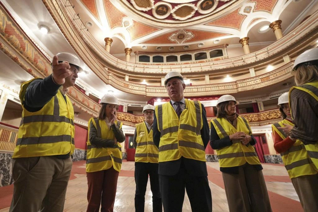 Todas las claves de la reapertura del Teatro Lope de Vega en Sevilla: un telón de nueve toneladas y el hallazgo de los colores originales que han aflorado con la obra