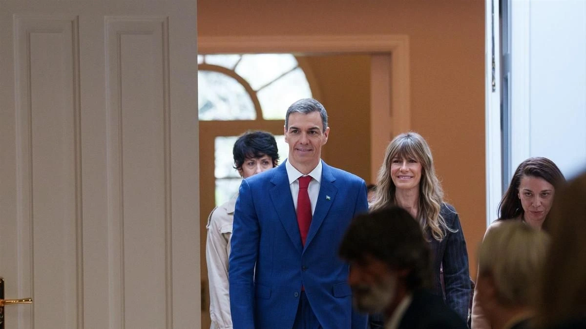 El juez Peinado cita a Begoña Gómez para retirarle el pasaporte el día que Sánchez comparece para hablar de corrupción