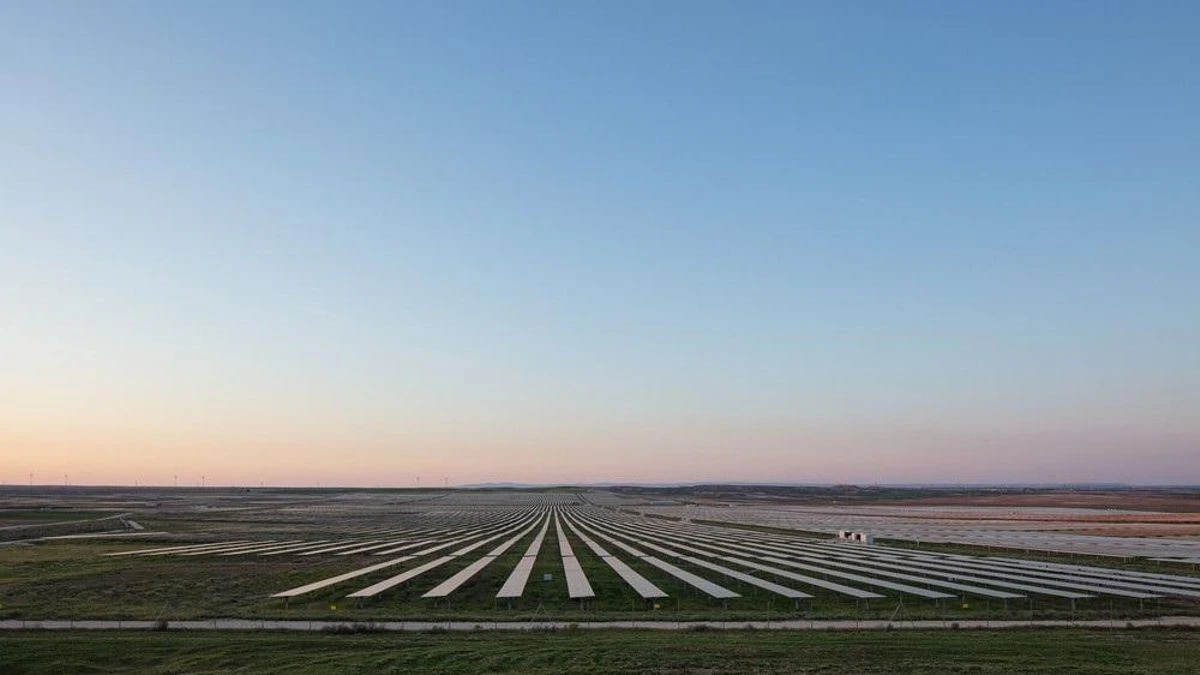 Las renovables reducen 10 euros al mes la factura eléctrica en España en medio de la crisis energética por Ormuz