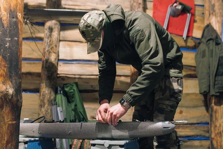 El 'bloqueo logístico' de Ucrania cambia la guerra: más de 5.000 ataques al mes con drones guiados por IA y Starlink contra los trenes y camiones que abastecen al ejército ruso