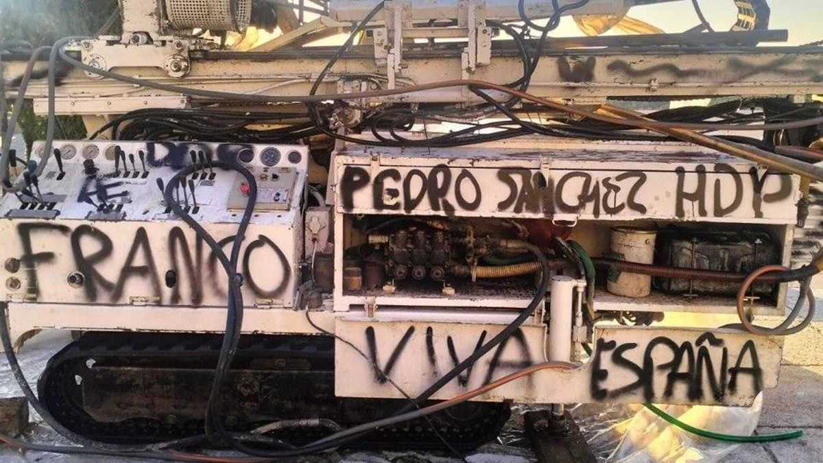 Vandalizan con mensajes franquistas y contra Pedro Sánchez las máquinas de las obras de la resignificación de Cuelgamuros