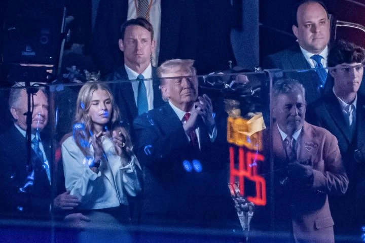 Dientes, dientes: Trump responde con una sonrisa burlona a sus abucheos en la final de la NBA