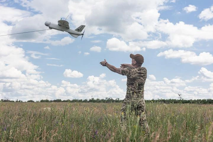 Ucrania lanza un 'bloqueo logístico' contra el ejército ruso: los nuevos drones de medio alcance golpean a 300 kilómetros del frente y han cuadruplicado la destrucción de depósitos y rutas de suministro rusas