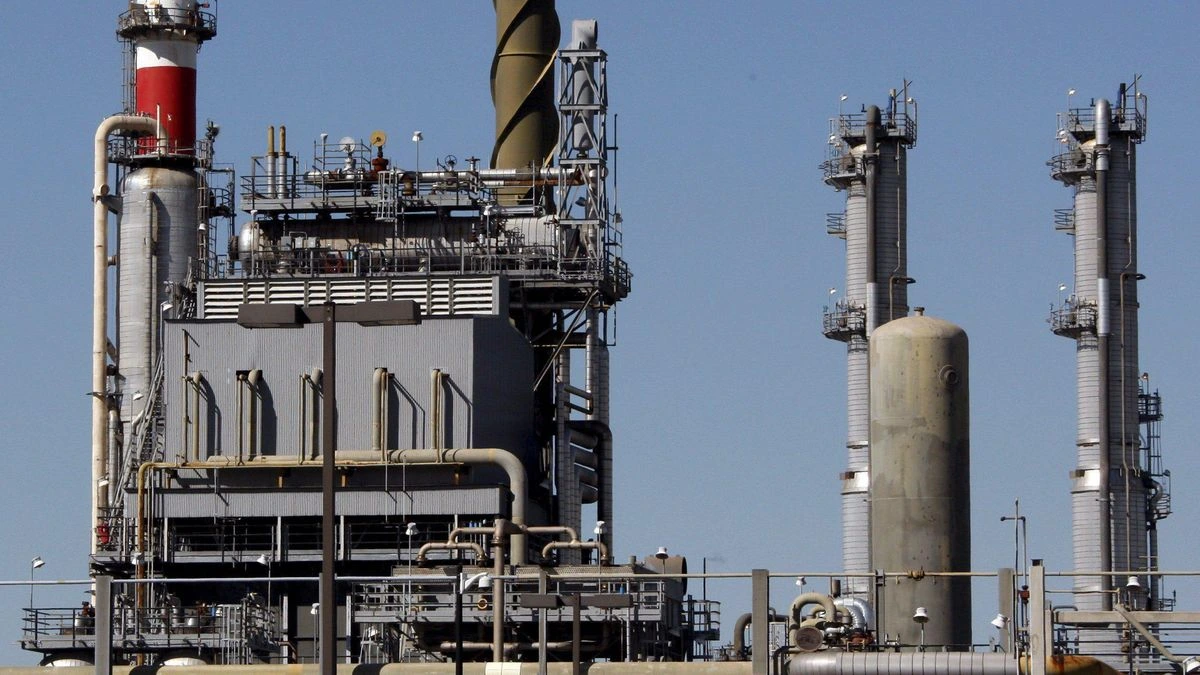 El petróleo baja casi un 2%, por debajo de los 79 dólares, ante el avance de negociaciones entre EEUU e Irán