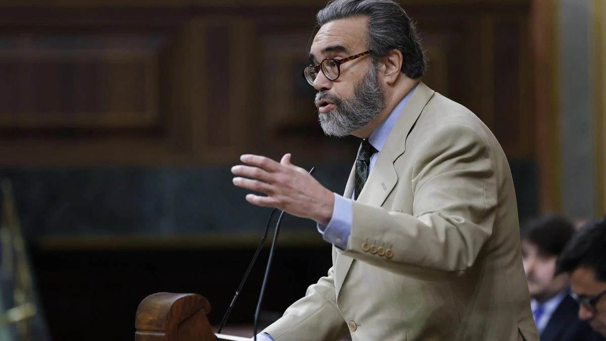 El diputado de Vox que se encaró con el vicepresidente del Congreso: “No es ninguna infracción subir al estrado a hablar”