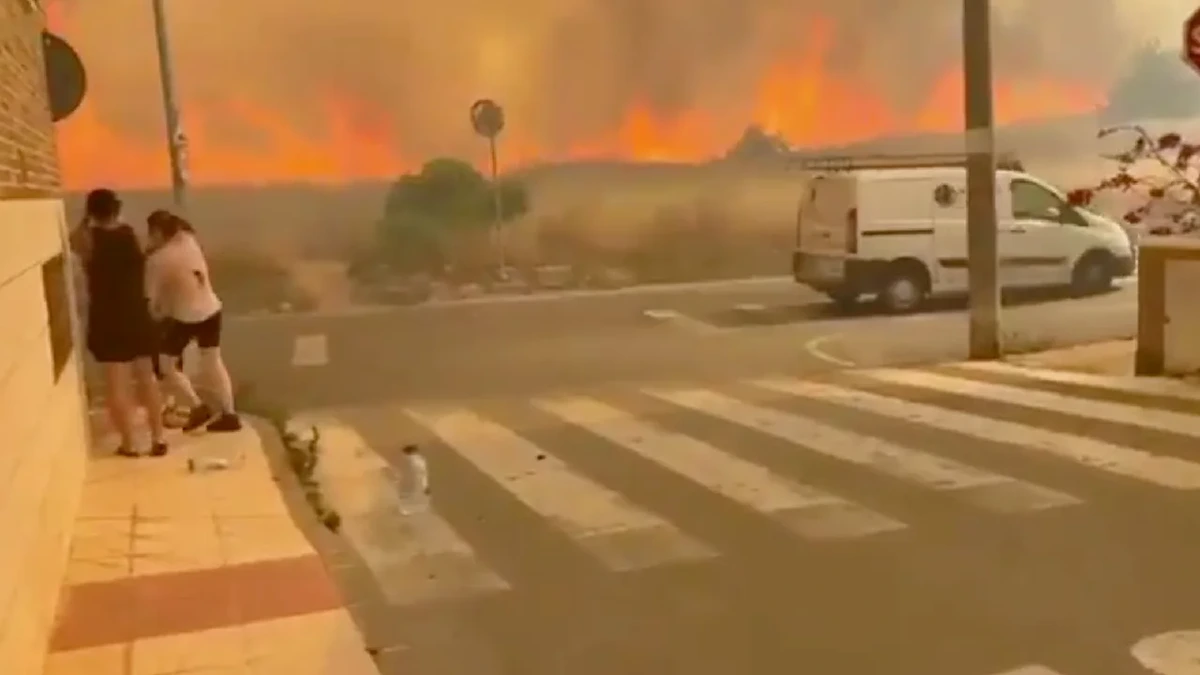 Riesiger Waldbrand verwüstet Ferienorte in Spanien