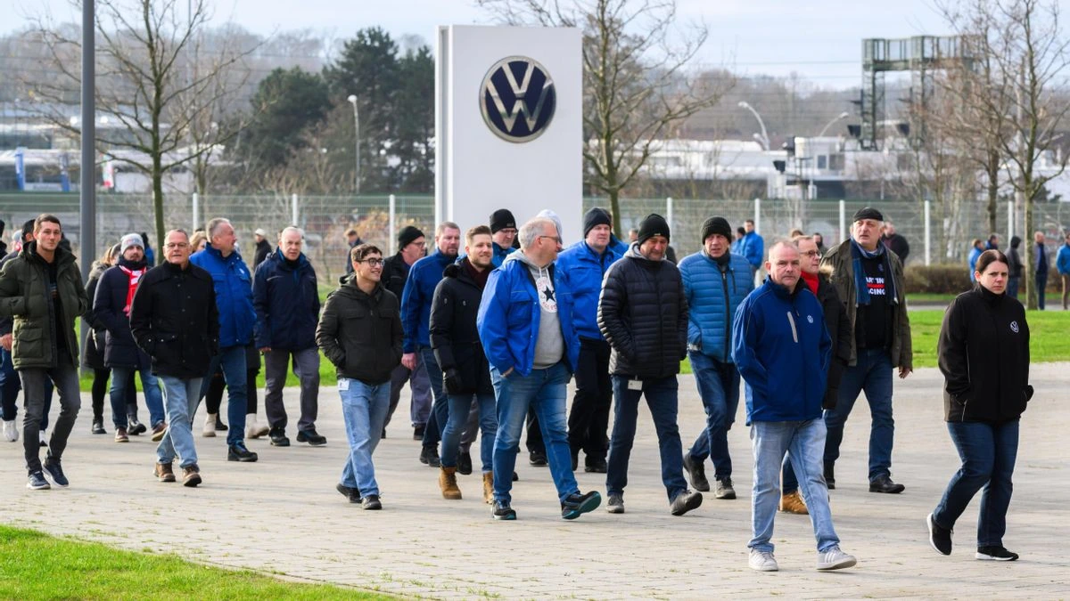 El Grupo Volkswagen planea ampliar recorte de plantilla hasta 100.000 empleos