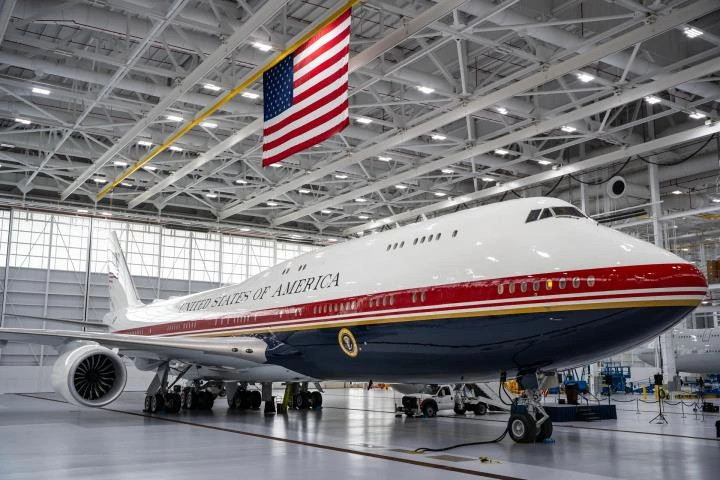 Trump jubila el Air Force One: así es su nuevo avión, un "irremplazable" regalo de Catar de 400 millones