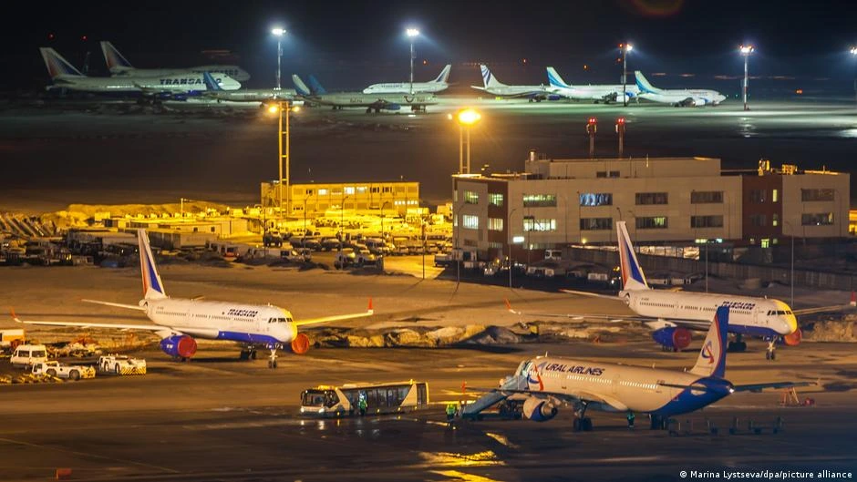 Aeropuertos de Moscú cierran brevemente por oleada de drones