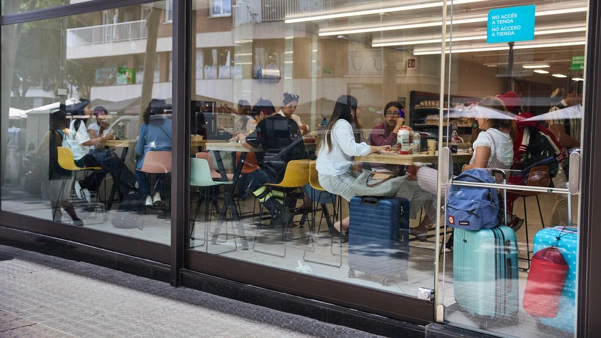 El Gremio de Restauración denuncia por intrusismo a 30 súpers de Barcelona que permiten comer en sus instalaciones