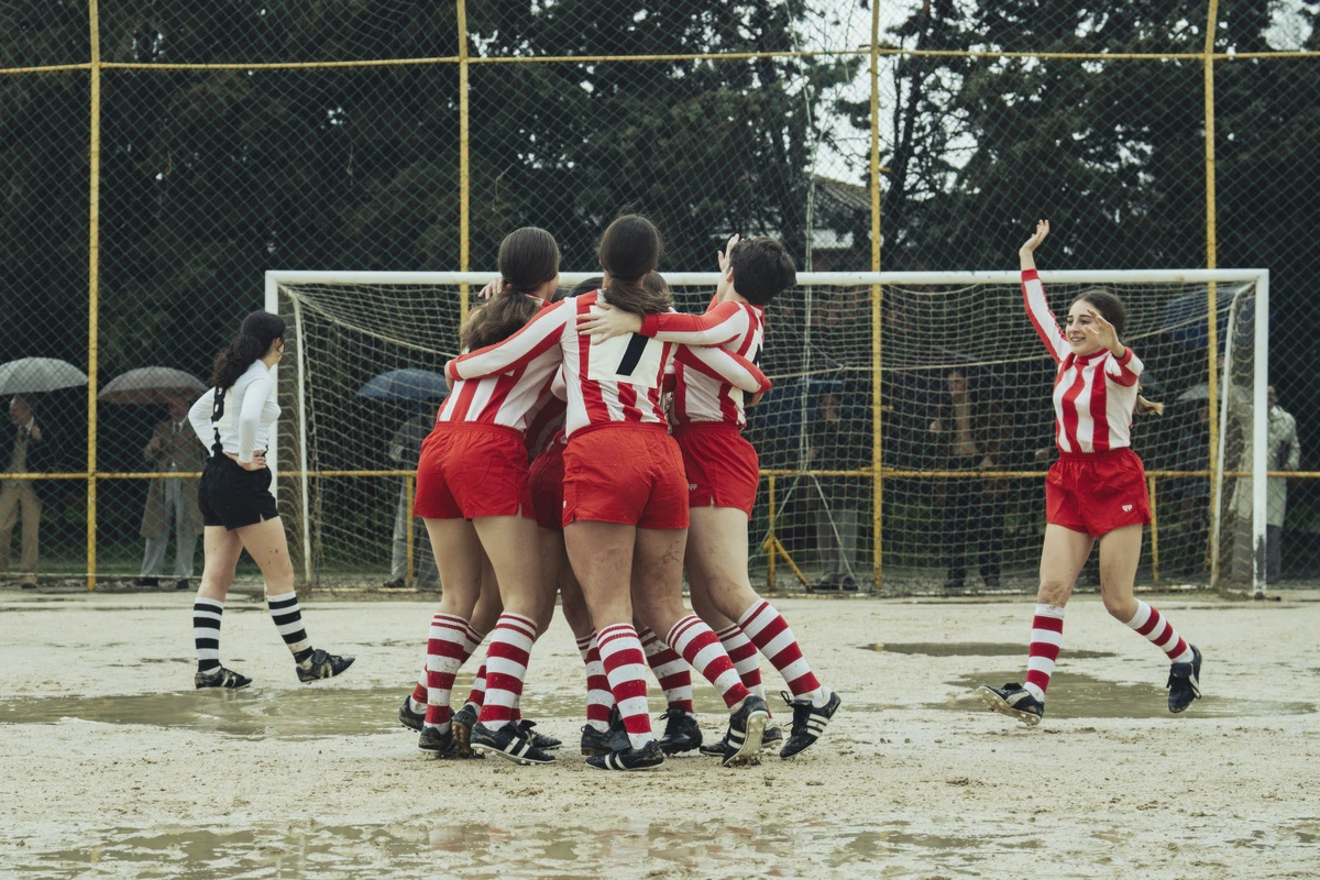 Las pioneras del fútbol femenino que le metieron un gol al franquismo: "La dictadura quería mujeres sumisas y ellas fueron auténticas gladiadoras"