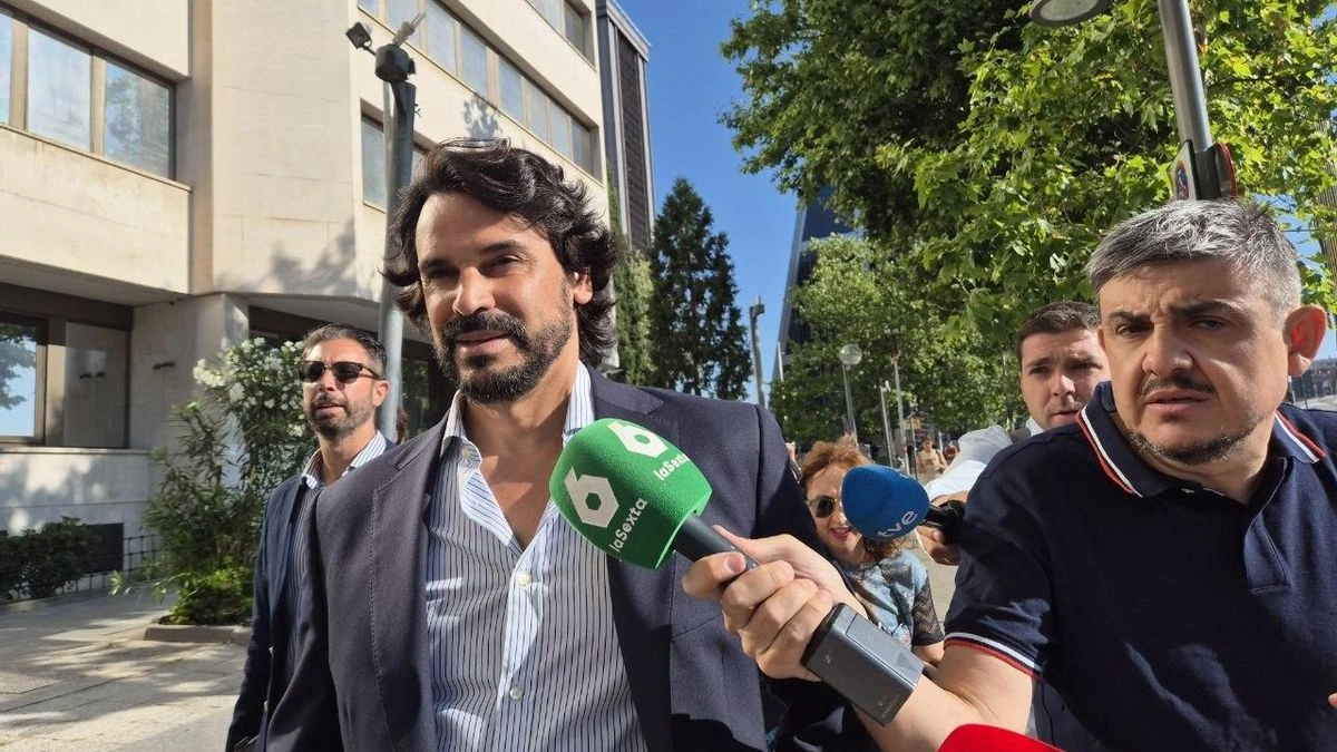 La pareja de Ayuso reconoce que pasó a Miguel Ángel Rodríguez la foto de dos periodistas pero ha borrado la conversación
