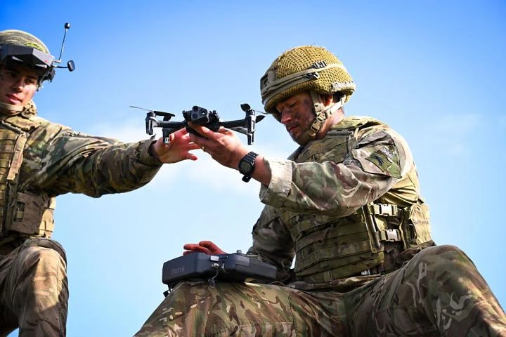 Derriba 80 drones sin disparar un solo misil: así es el arma de radiofrecuencia que Reino Unido ha probado contra los enjambres de drones