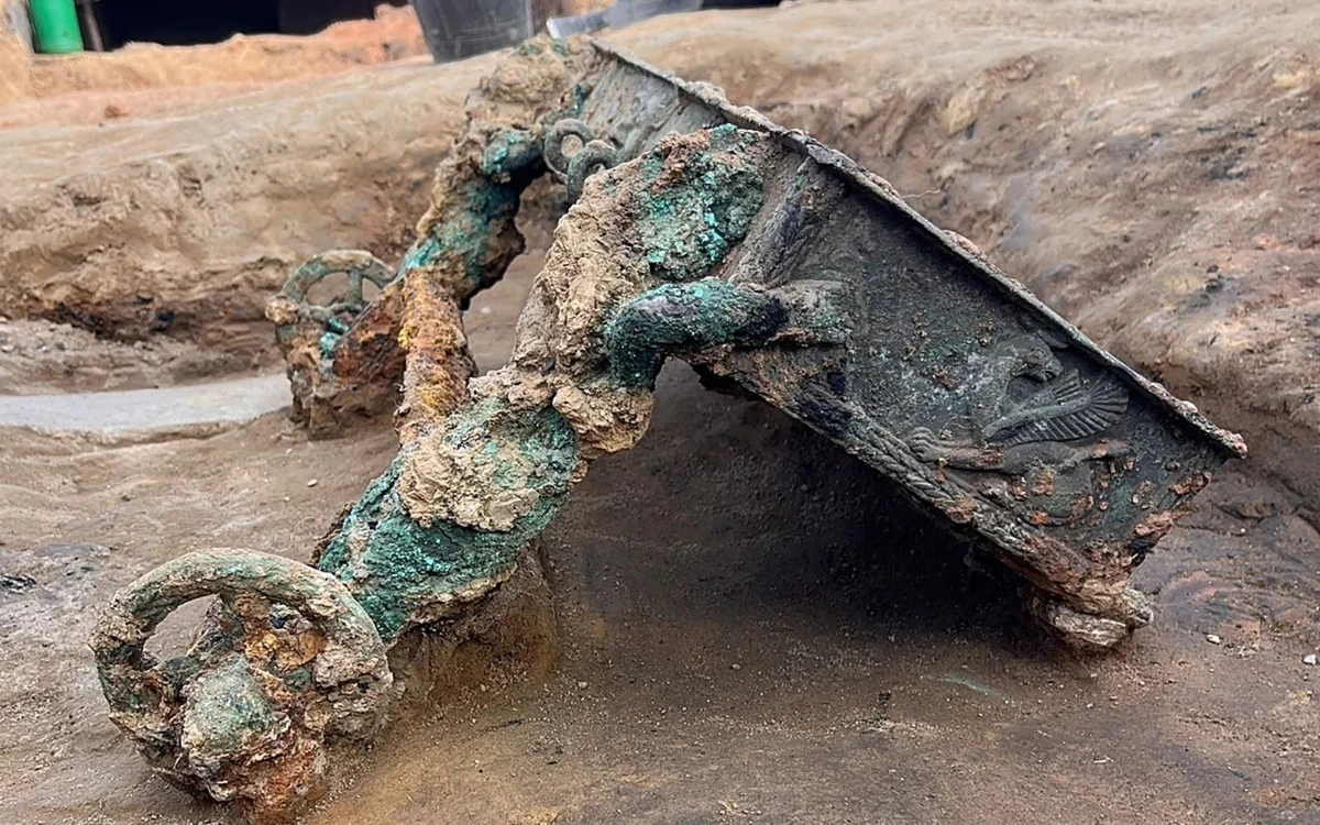 El nuevo tesoro tartésico del Turuñuelo: un carro de bronce que confirma el comercio de lujo con el Mediterráneo