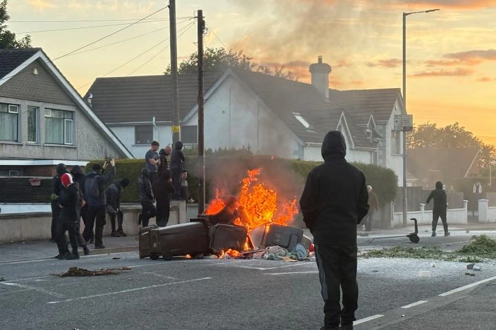 Otra noche de furia en Belfast: los ultras agitan la calle contra los inmigrantes