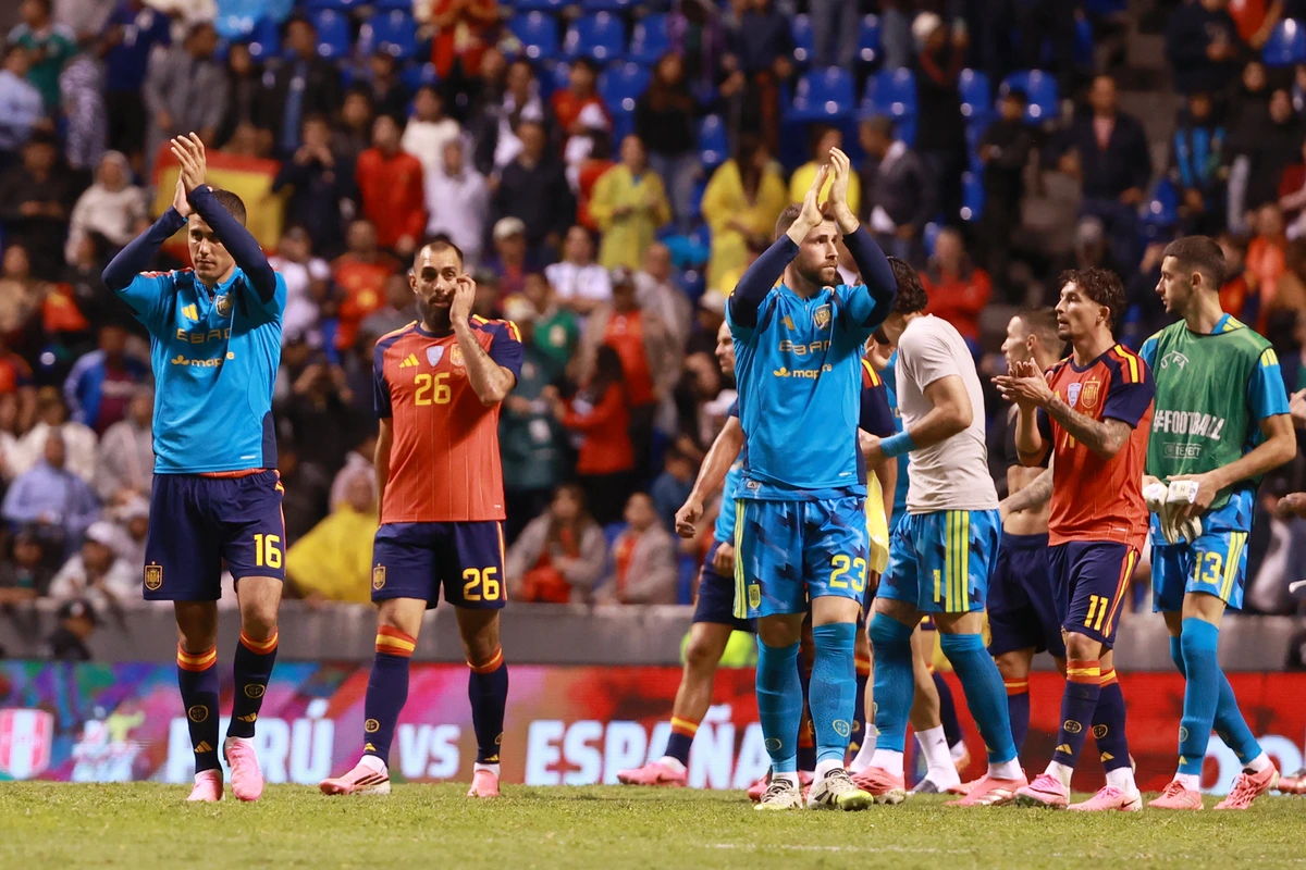 España salva un insólito amistoso contra Perú (3-1) entre rancheras, Queen y sonidos de videojuegos