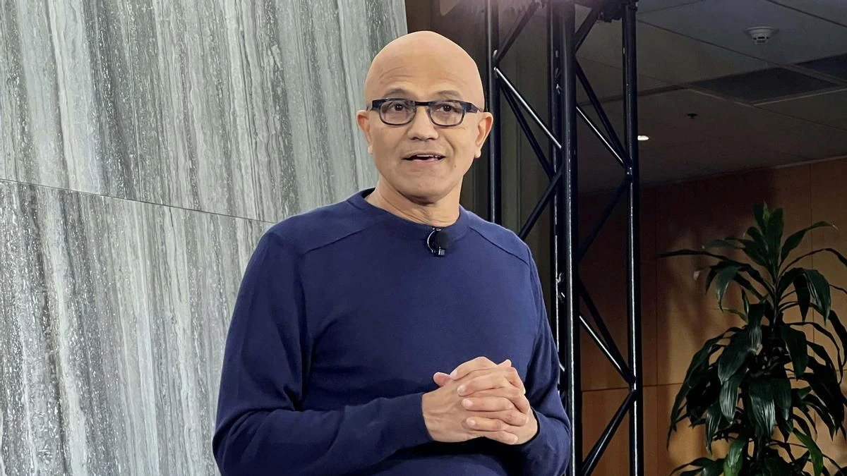 El jefe de Microsoft critica ahora el poder de los gigantes de la IA y negocia un acuerdo con la china DeepSeek