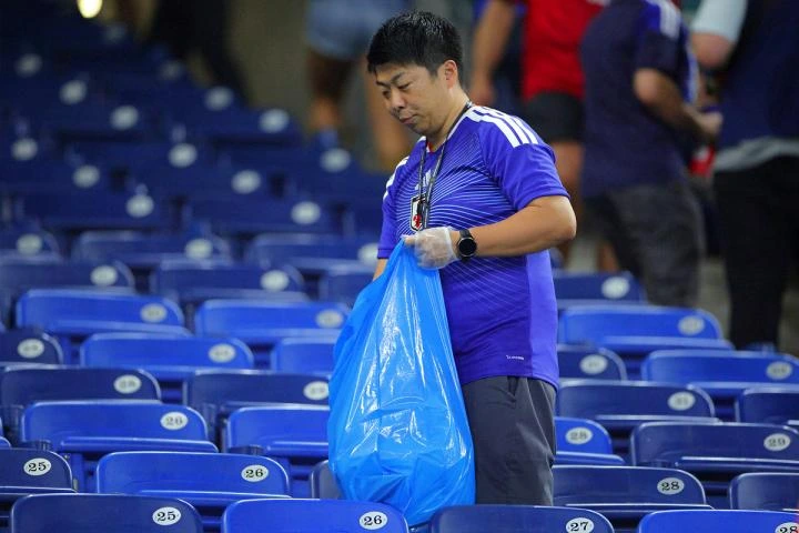 Lo que esconde el gesto más admirado del Mundial: el lema 'orgullo japonés' de las bolsas azules para recoger basura de los estadios conecta con un patrocinador de tintes nacionalistas
